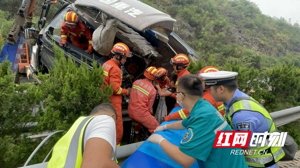 司机犯困发生的事故,司机疲劳驾驶酿车祸消防成功救援