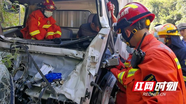 司机犯困发生的事故,司机疲劳驾驶酿车祸消防成功救援