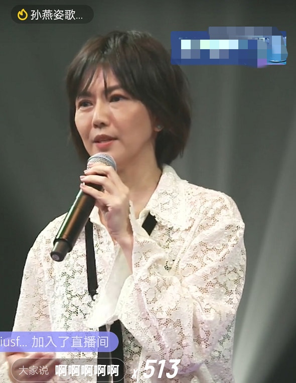 43岁孙燕姿近况曝光，素颜上镜状态佳，直播献唱引网友齐呼“爷青回”