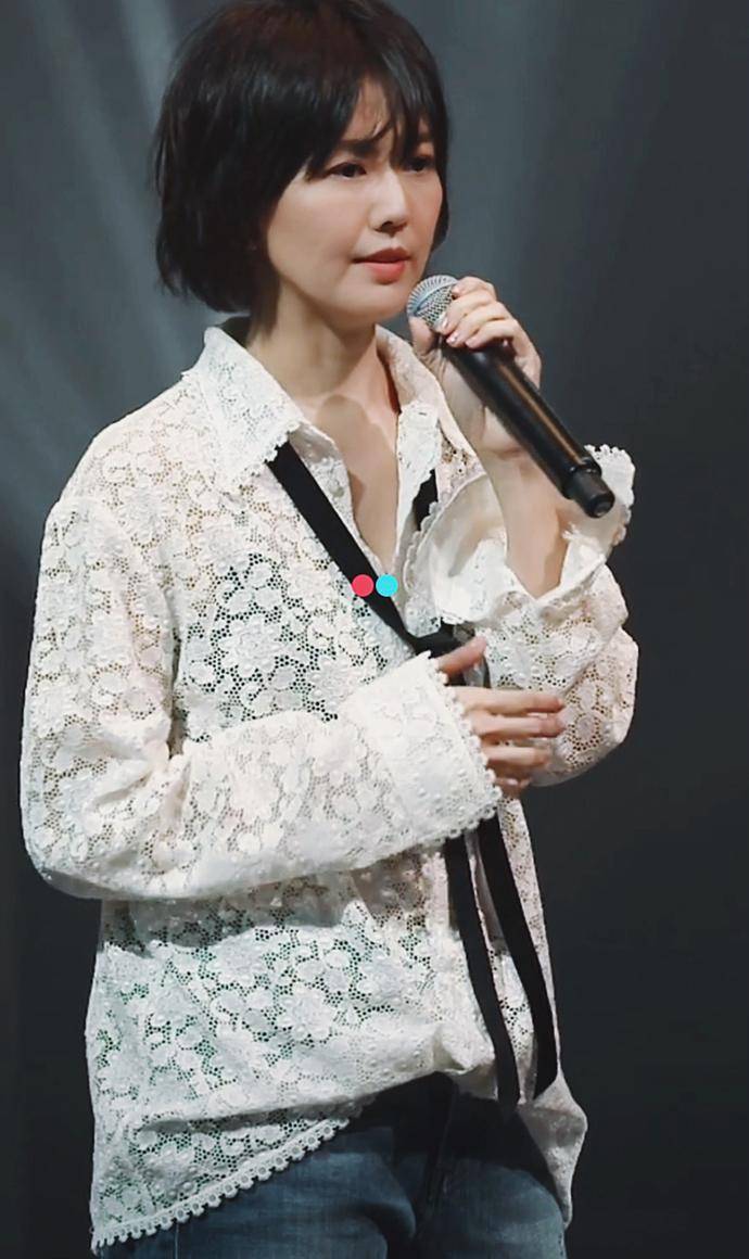 43岁孙燕姿近况曝光，素颜上镜状态佳，直播献唱引网友齐呼“爷青回”