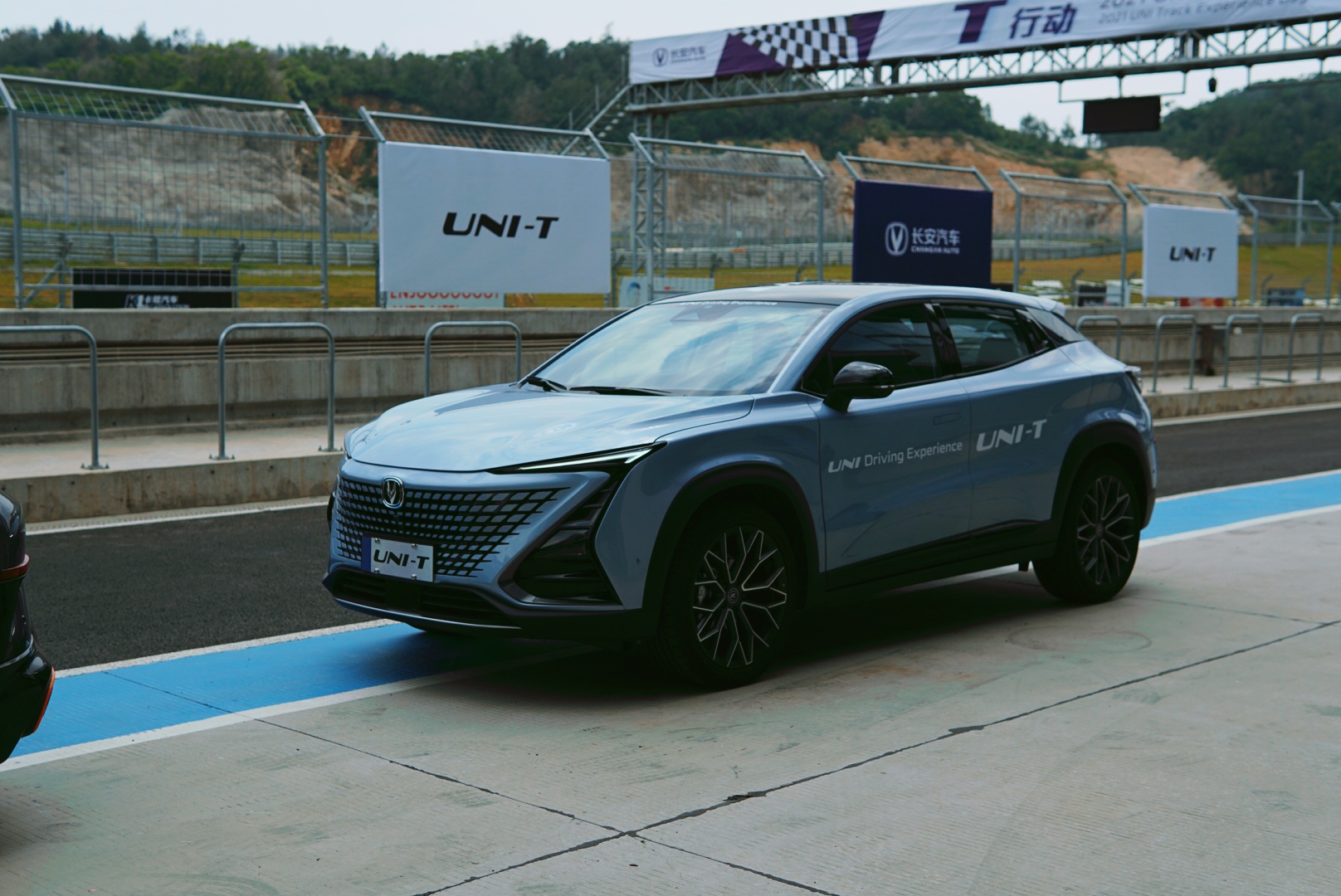 试驾2022款UNI-T把SUV开上赛道是种什么体验?