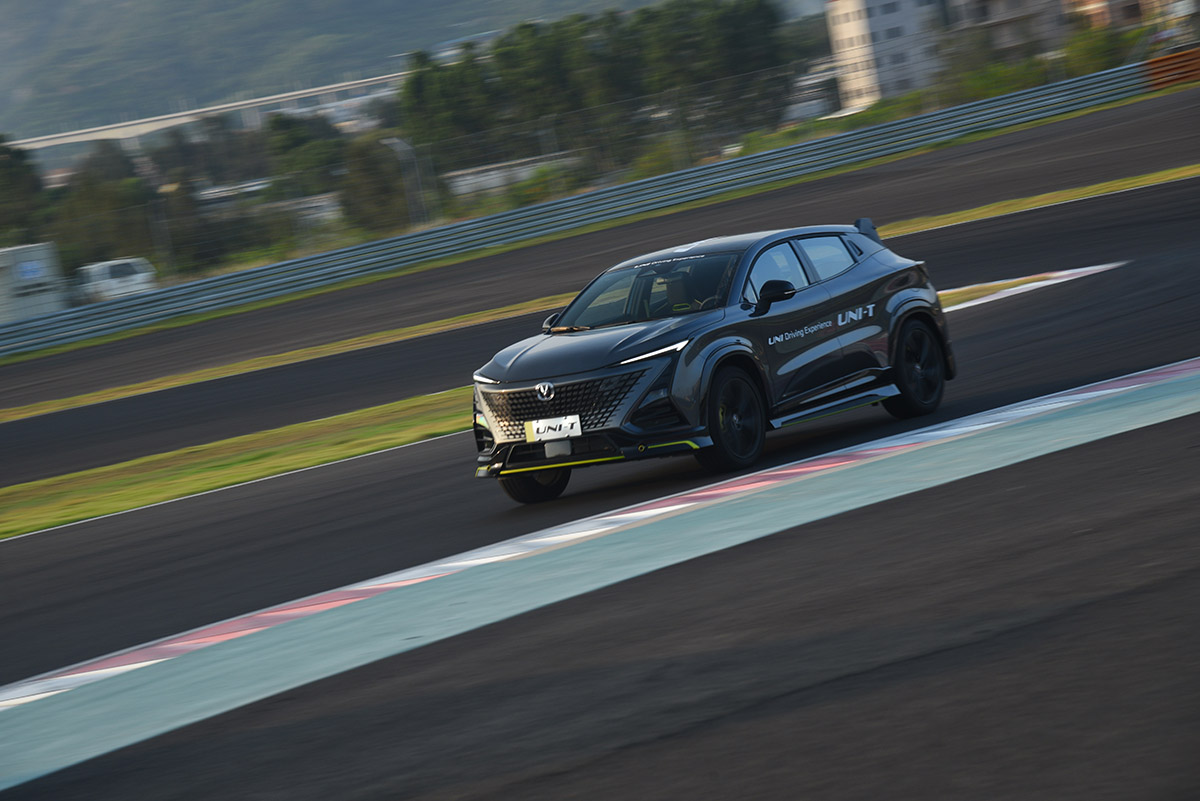试驾2022款UNI-T把SUV开上赛道是种什么体验?