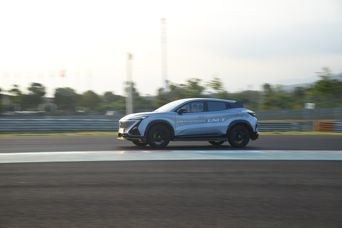 试驾2022款UNI-T把SUV开上赛道是种什么体验?