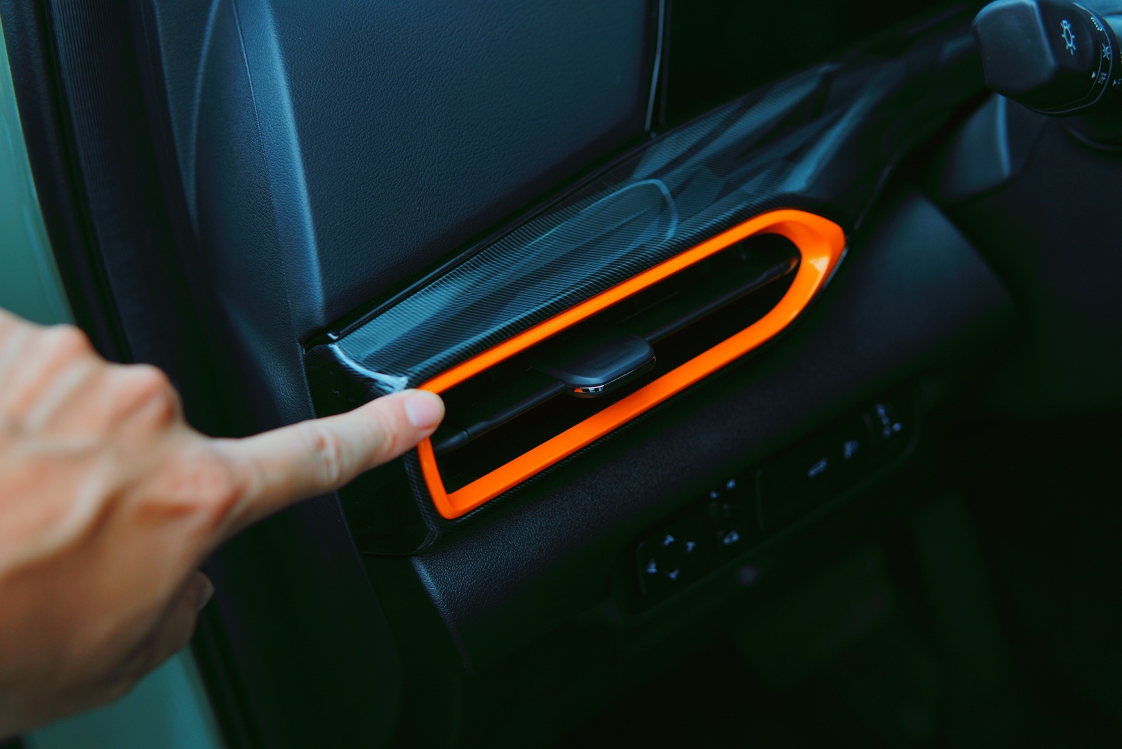 试驾2022款UNI-T把SUV开上赛道是种什么体验?