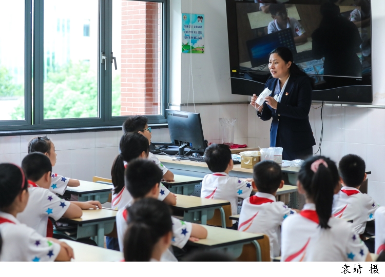 “时代楷模”吴蓉瑾:每天工作15小时的“铁人校长”,孩子最爱的“云朵妈妈”