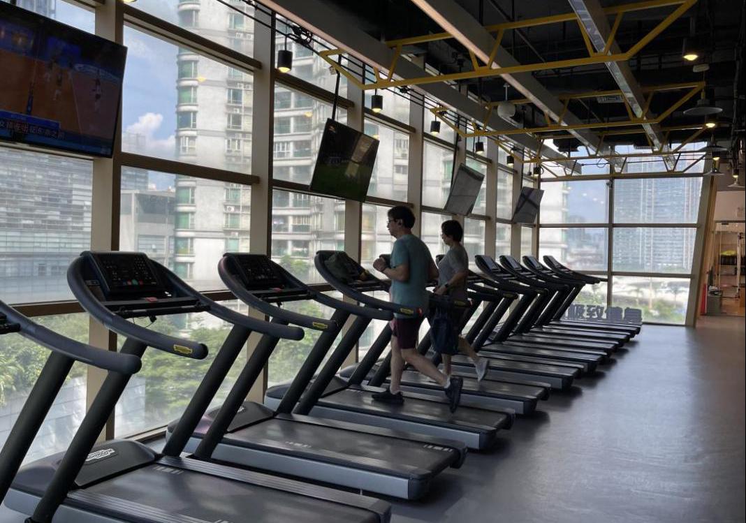 八成受访者有运动健身习惯,近七成希望场地免费或低价开放