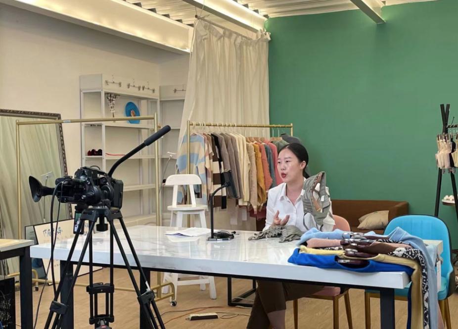 全国四成女性穿潮南内衣直播带货成城市新IP