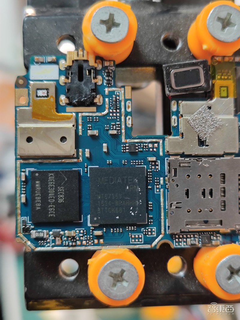 iphone13真机拆解内部架构细览,iphone13拆芯片