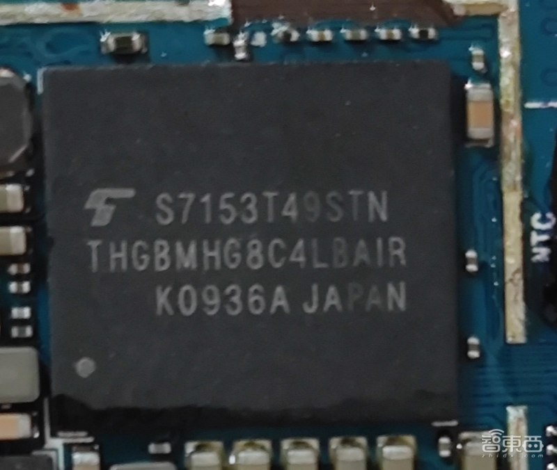 iphone13真机拆解内部架构细览,iphone13拆芯片