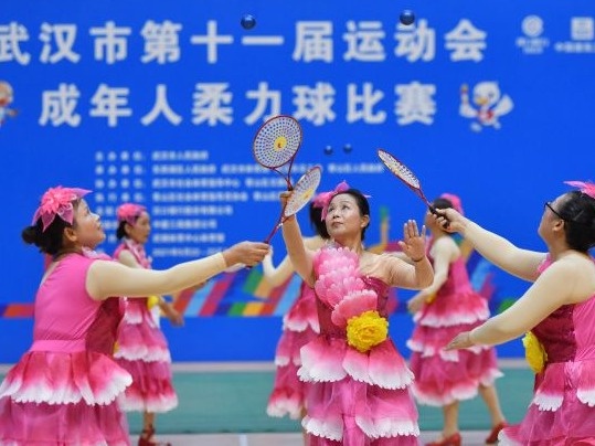 花式柔力球比赛队形表演,花式羽毛球表演赛