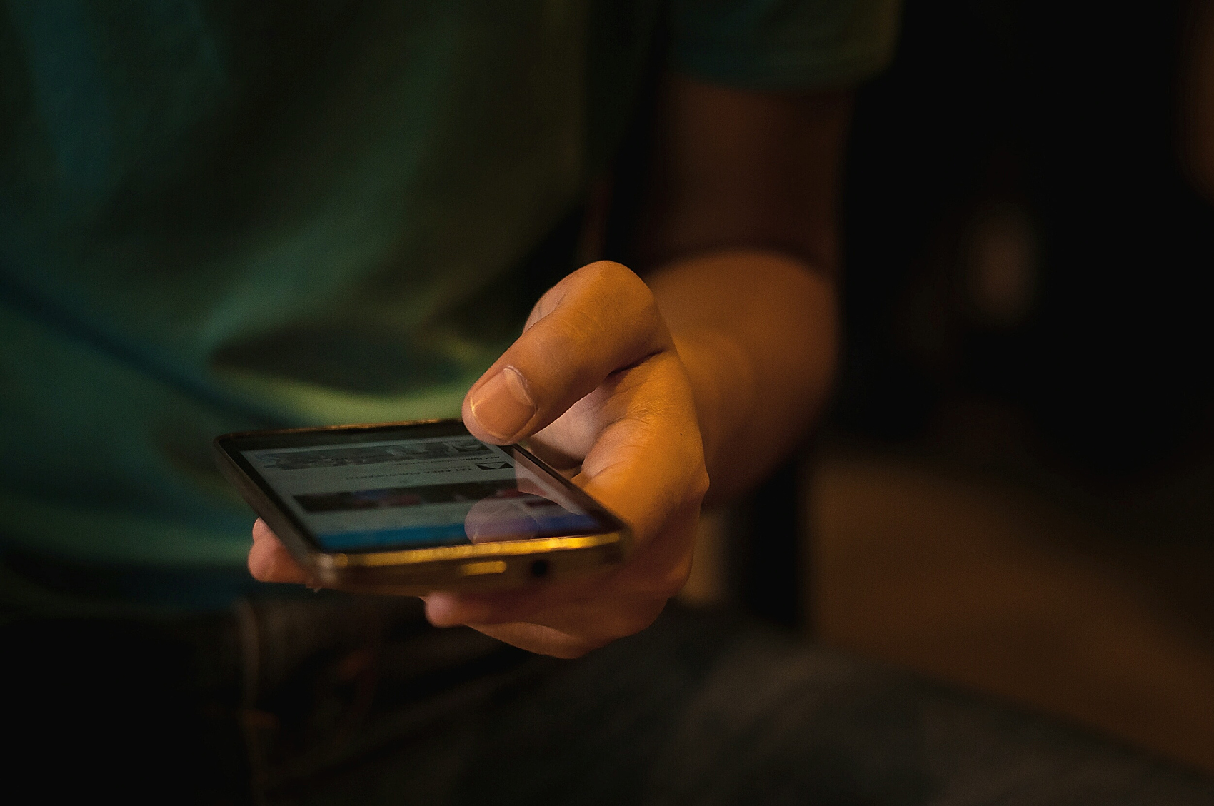 长沙女子捡到手机花80元刷机，失主找上门后女子索要“刷机费”，法院：赔1000