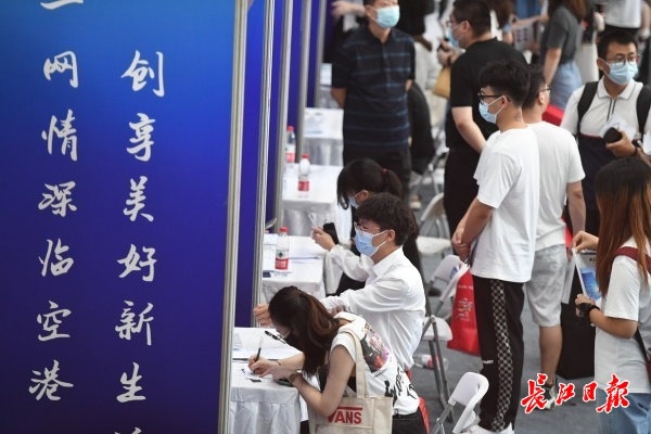 年薪十万武汉招社区工作者13人,年薪20万的工作返乡创业