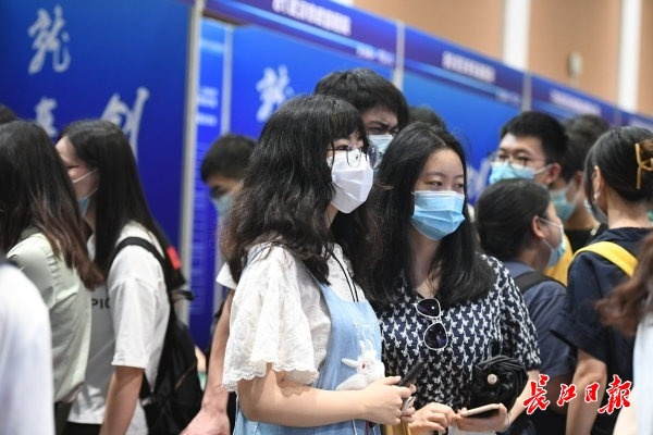 年薪十万武汉招社区工作者13人,年薪20万的工作返乡创业