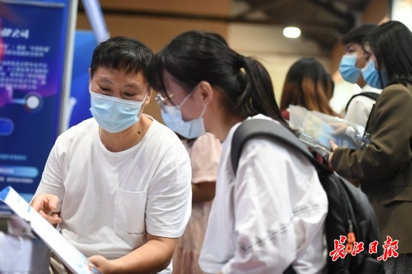 年薪十万武汉招社区工作者13人,年薪20万的工作返乡创业