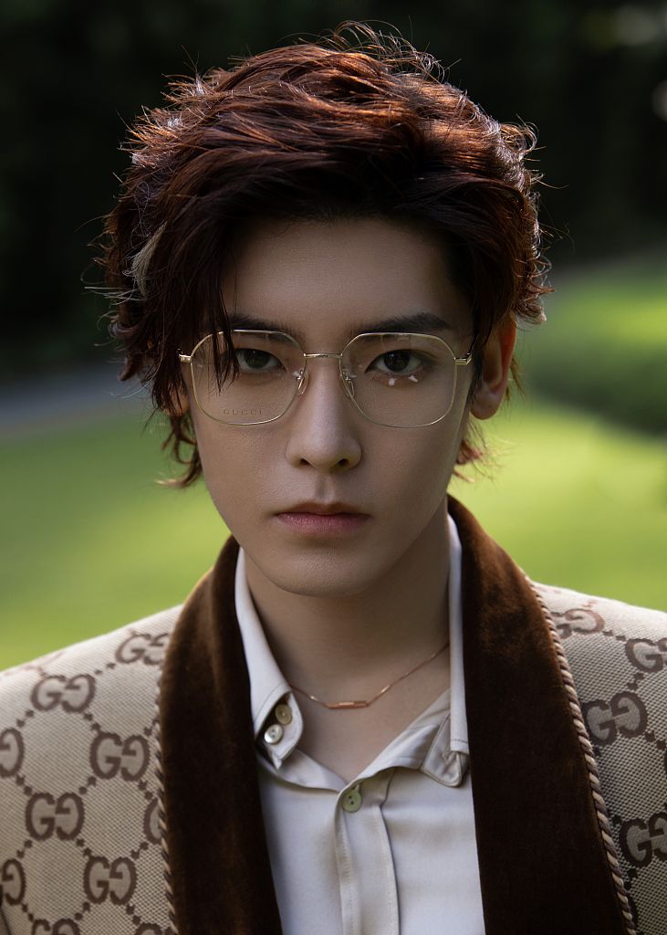 侯明昊帅造型,侯明昊雅痞三七