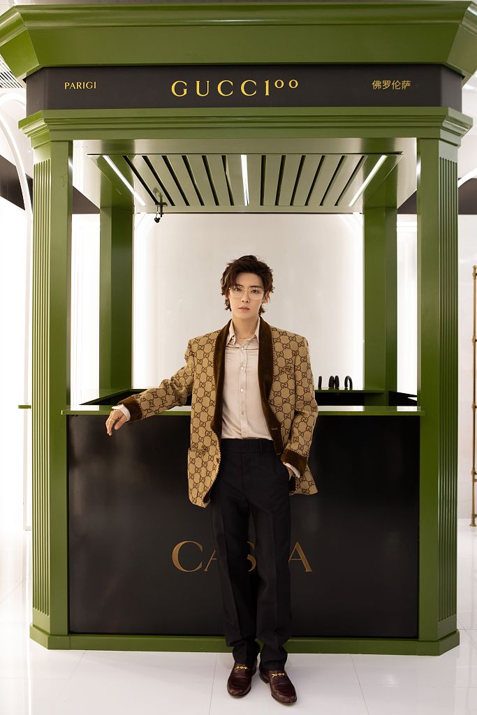 侯明昊帅造型,侯明昊雅痞三七