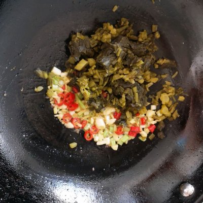 白菜红烧带鱼家常做法,这道糖蒜烧带鱼一上桌全家都爱吃