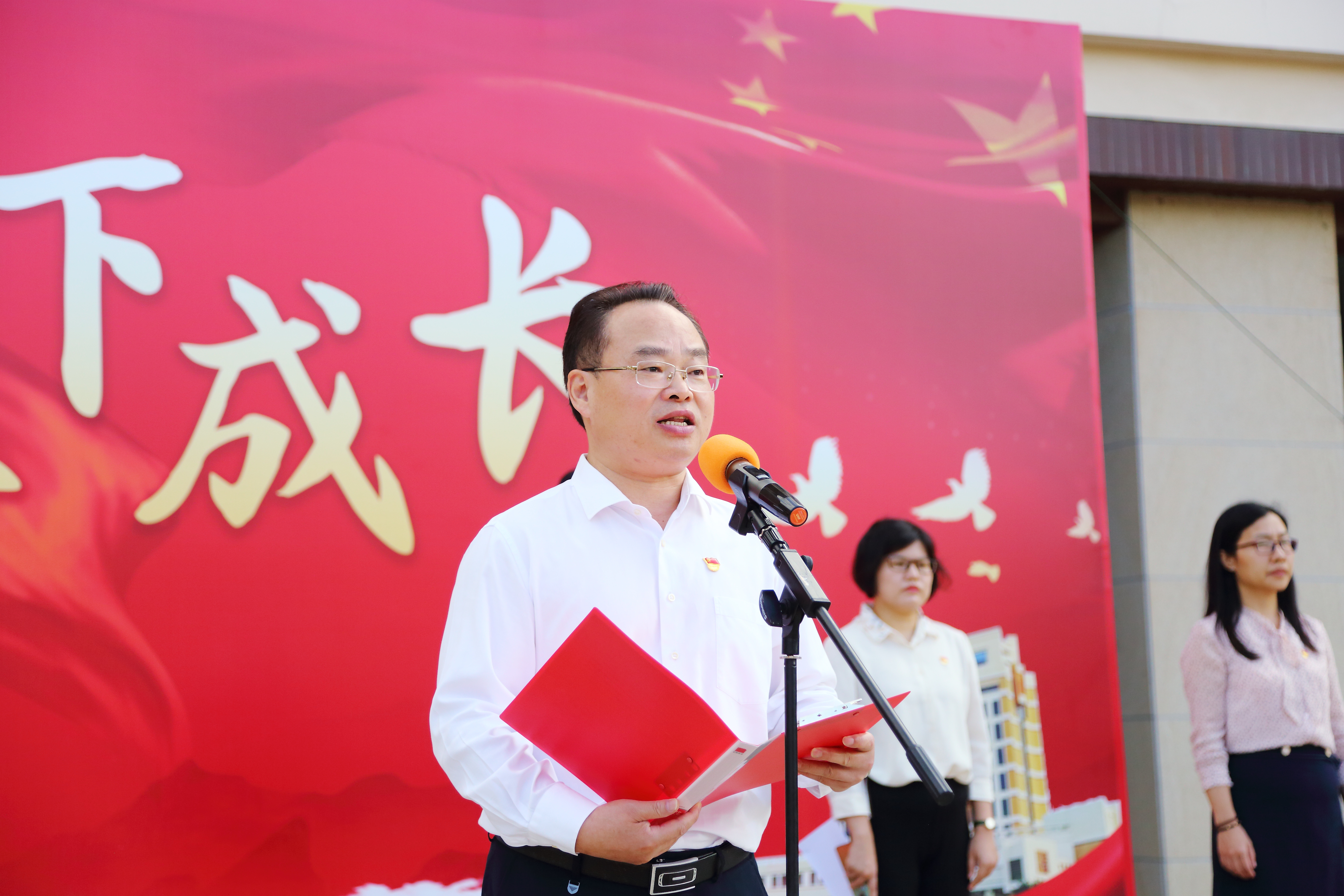 升*旗国**、管弦乐团快闪演奏、“我为祖国送祝福”……上海应用技术大学这样深情告白祖国