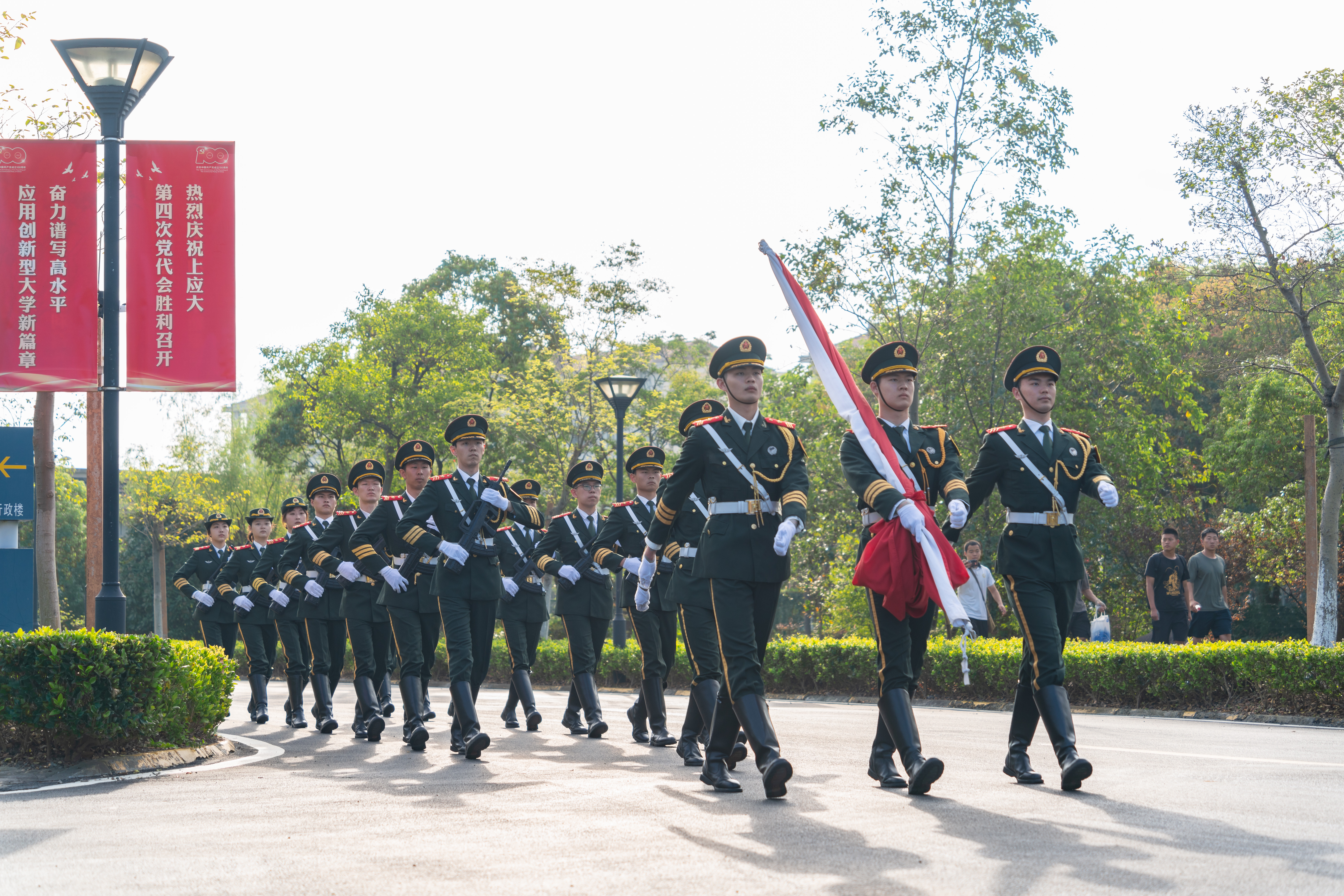 升*旗国**、管弦乐团快闪演奏、“我为祖国送祝福”……上海应用技术大学这样深情告白祖国