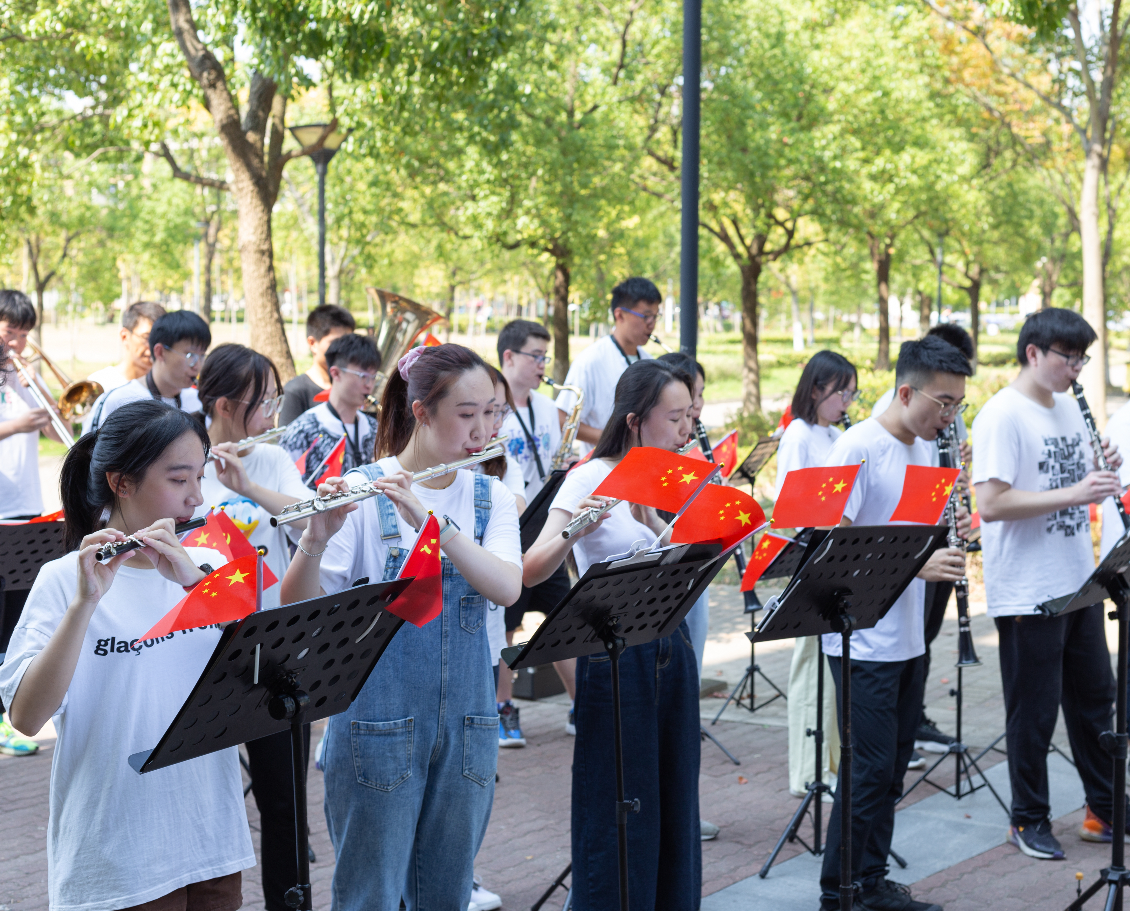升*旗国**、管弦乐团快闪演奏、“我为祖国送祝福”……上海应用技术大学这样深情告白祖国