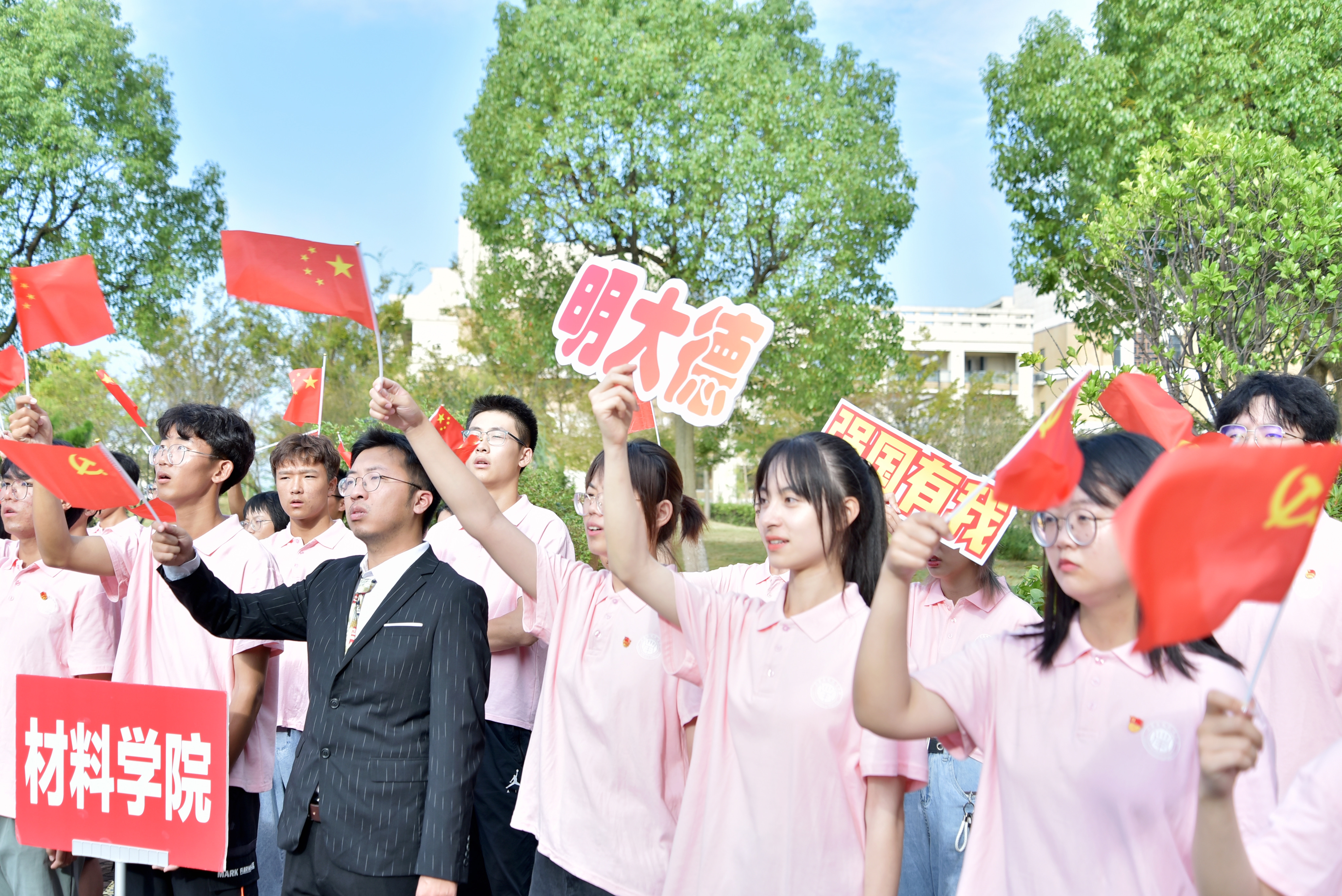 升*旗国**、管弦乐团快闪演奏、“我为祖国送祝福”……上海应用技术大学这样深情告白祖国