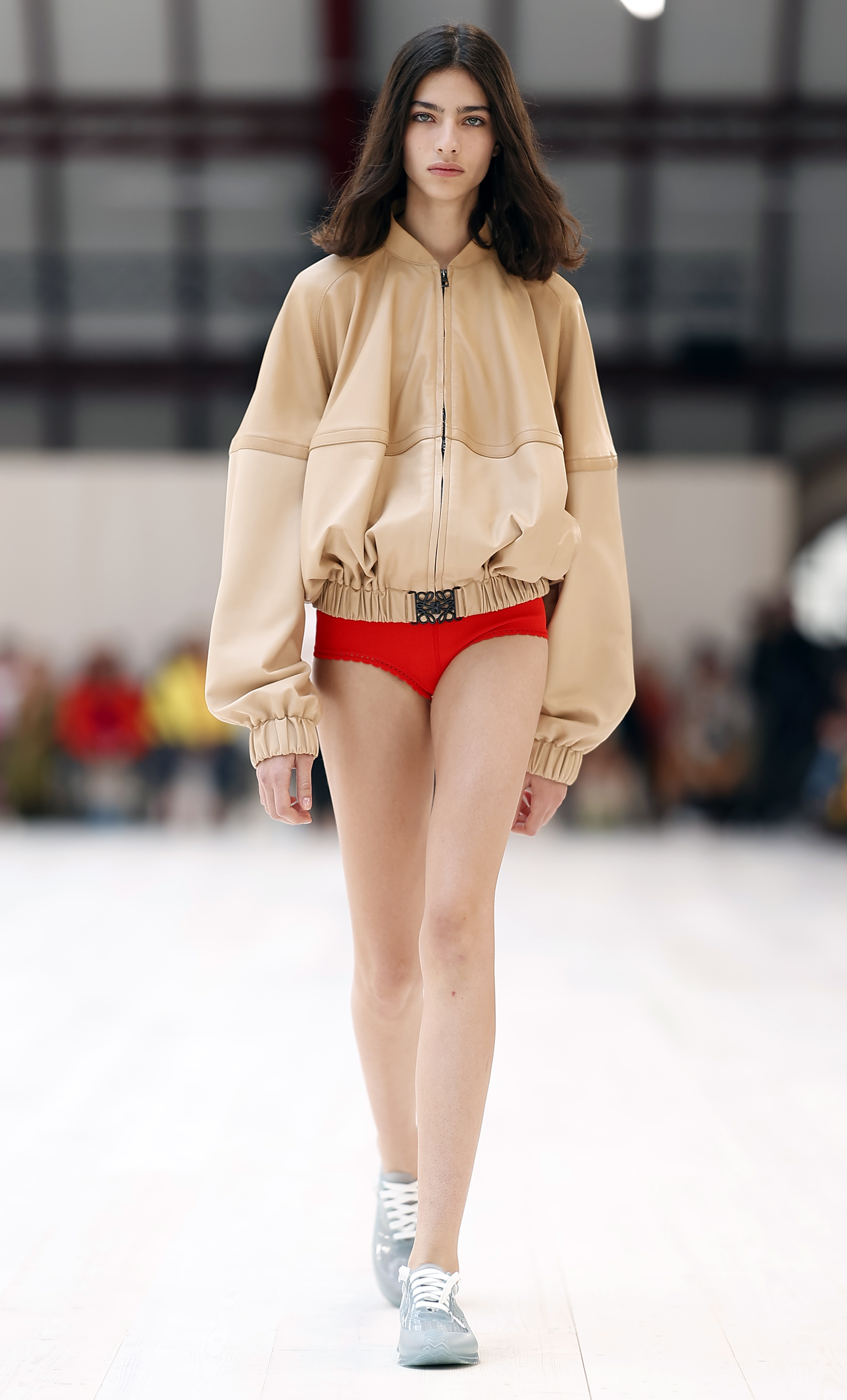 巴黎时装周罗意威场地,吴磊罗意威巴黎看秀