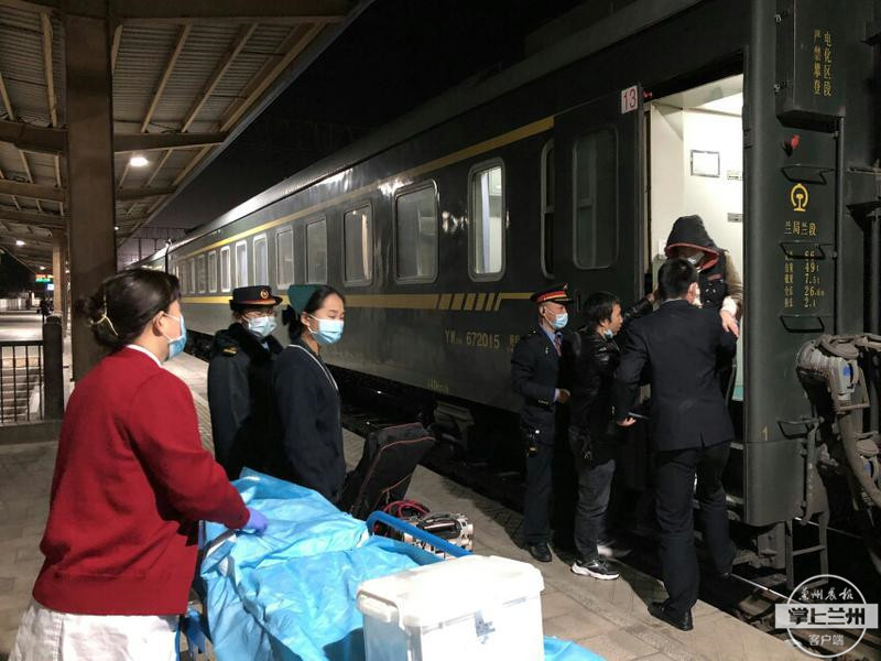 孕妇在火车站突然临盆事件,火车上一孕妇临产