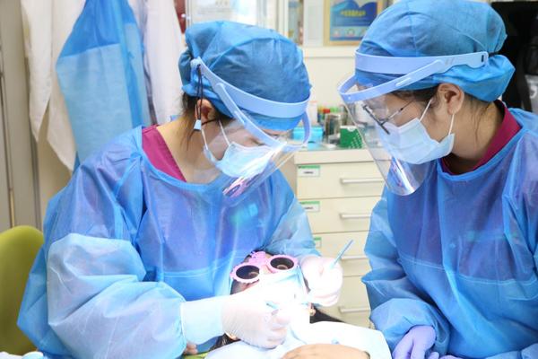 小孩子牙尖磕掉一点点怎么修复,孩子护牙的正确方法