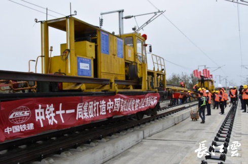 郑万高铁湖北段铺轨结束,这条时速350公里高铁新线开始铺轨