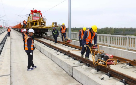 郑万高铁湖北段铺轨结束,这条时速350公里高铁新线开始铺轨