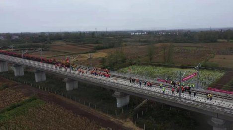 郑万高铁湖北段铺轨结束,这条时速350公里高铁新线开始铺轨
