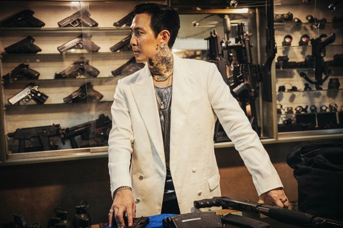 韩剧《鱿鱼游戏》奇勋的华丽过去？来看90年代20岁的李政宰颜值