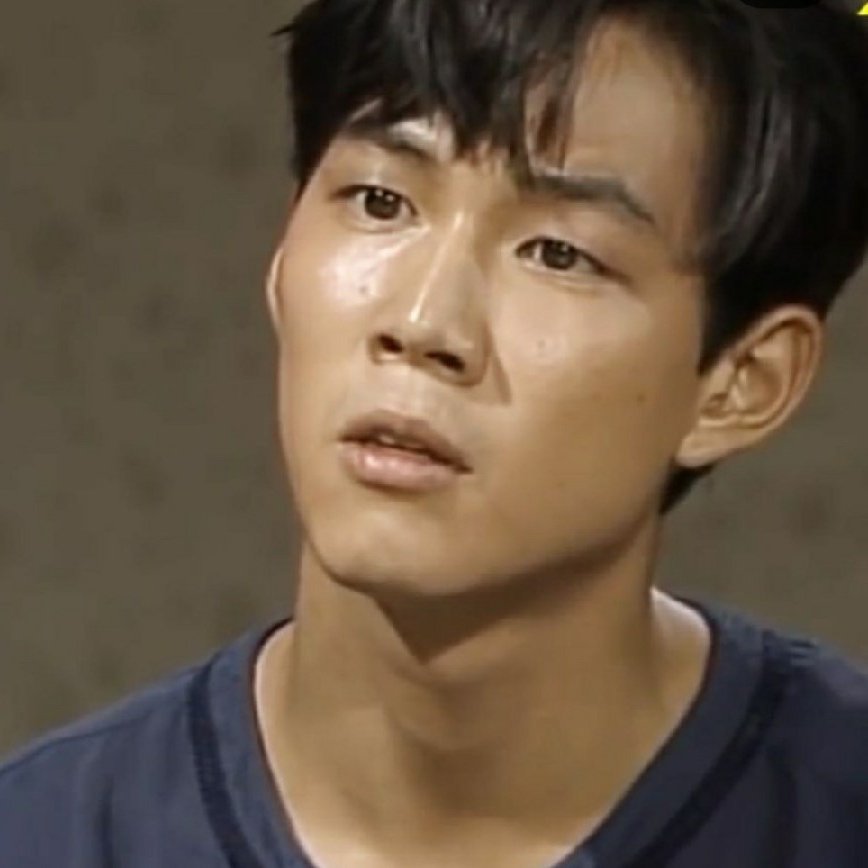 韩剧《鱿鱼游戏》奇勋的华丽过去？来看90年代20岁的李政宰颜值