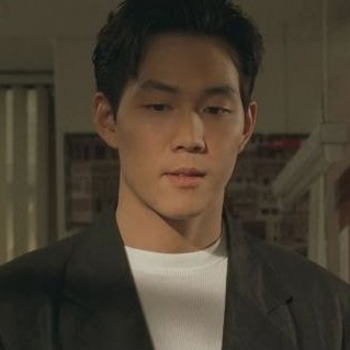 韩剧《鱿鱼游戏》奇勋的华丽过去？来看90年代20岁的李政宰颜值