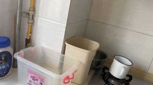 楼房下雨排水管在墙壁上流水,下雨墙面往家里面渗水