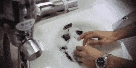 白色衣服用漂白水后变红怎么办,白色衣服黄了不要扔教你一招变白