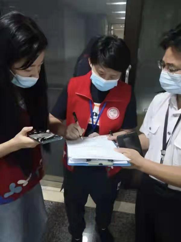 市监局铁拳行动,工商局执法人员现场查处疑似假货