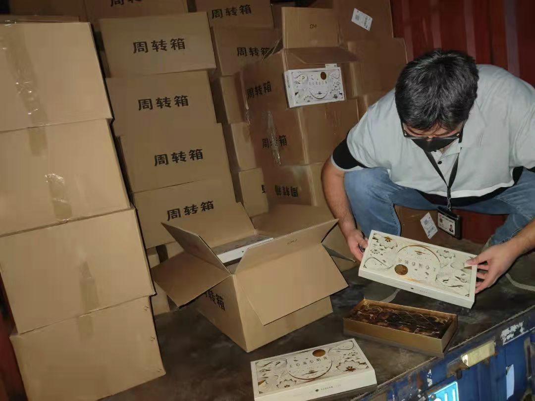 市监局铁拳行动,工商局执法人员现场查处疑似假货