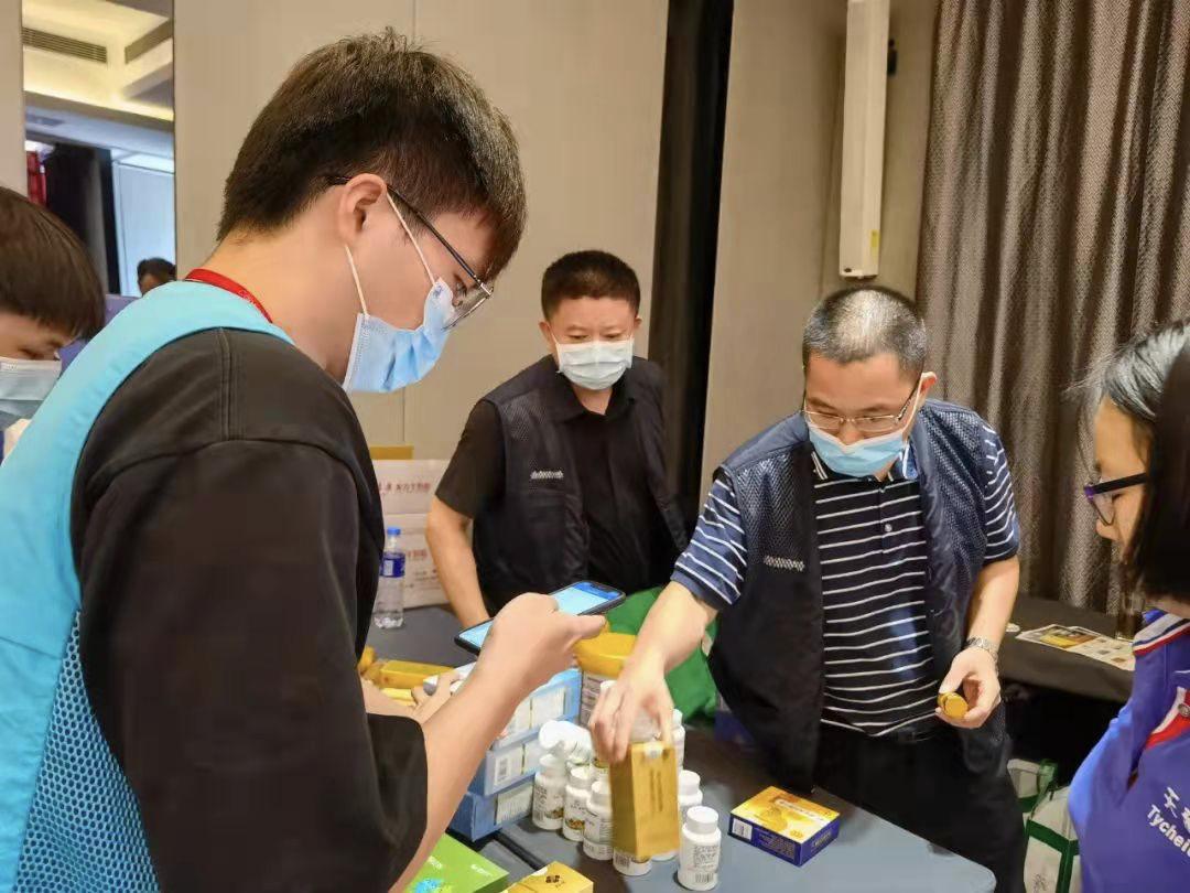 市监局铁拳行动,工商局执法人员现场查处疑似假货