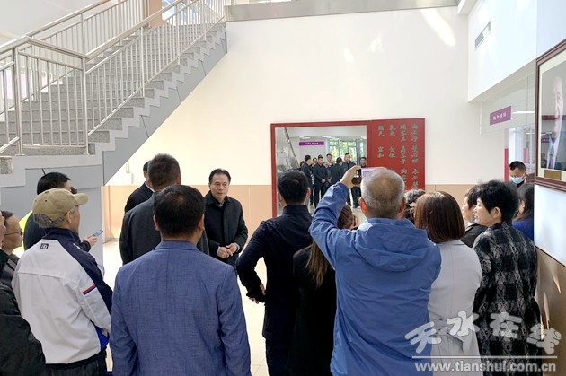 麦积区赴天津西青区挂职教师到天津南开敬业中北中学参观学习