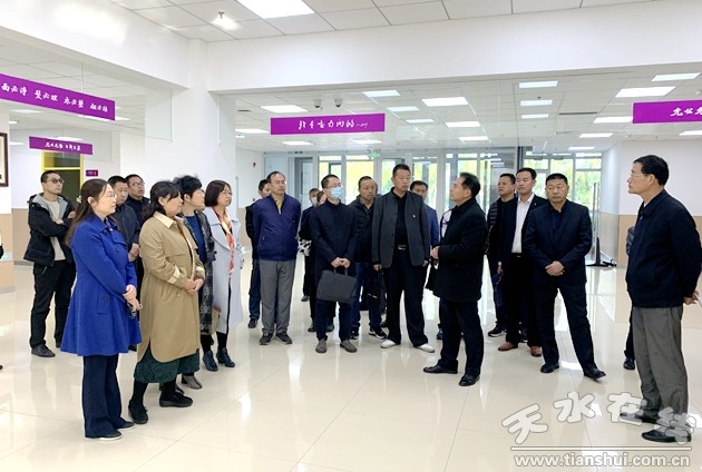 麦积区赴天津西青区挂职教师到天津南开敬业中北中学参观学习