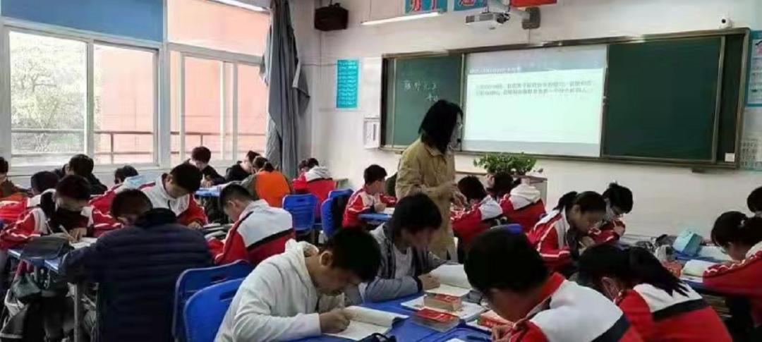 区教研室语文教研员刘文芬老师莅临西苑中学指导教研工作——促进专业发展，携手共同成长