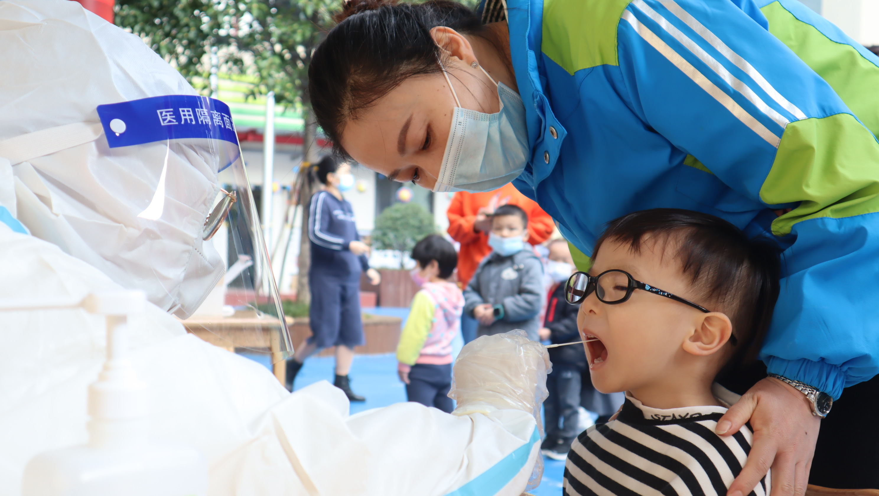 核酸检测小朋友比手势的视频,核酸检测幼儿园萌娃
