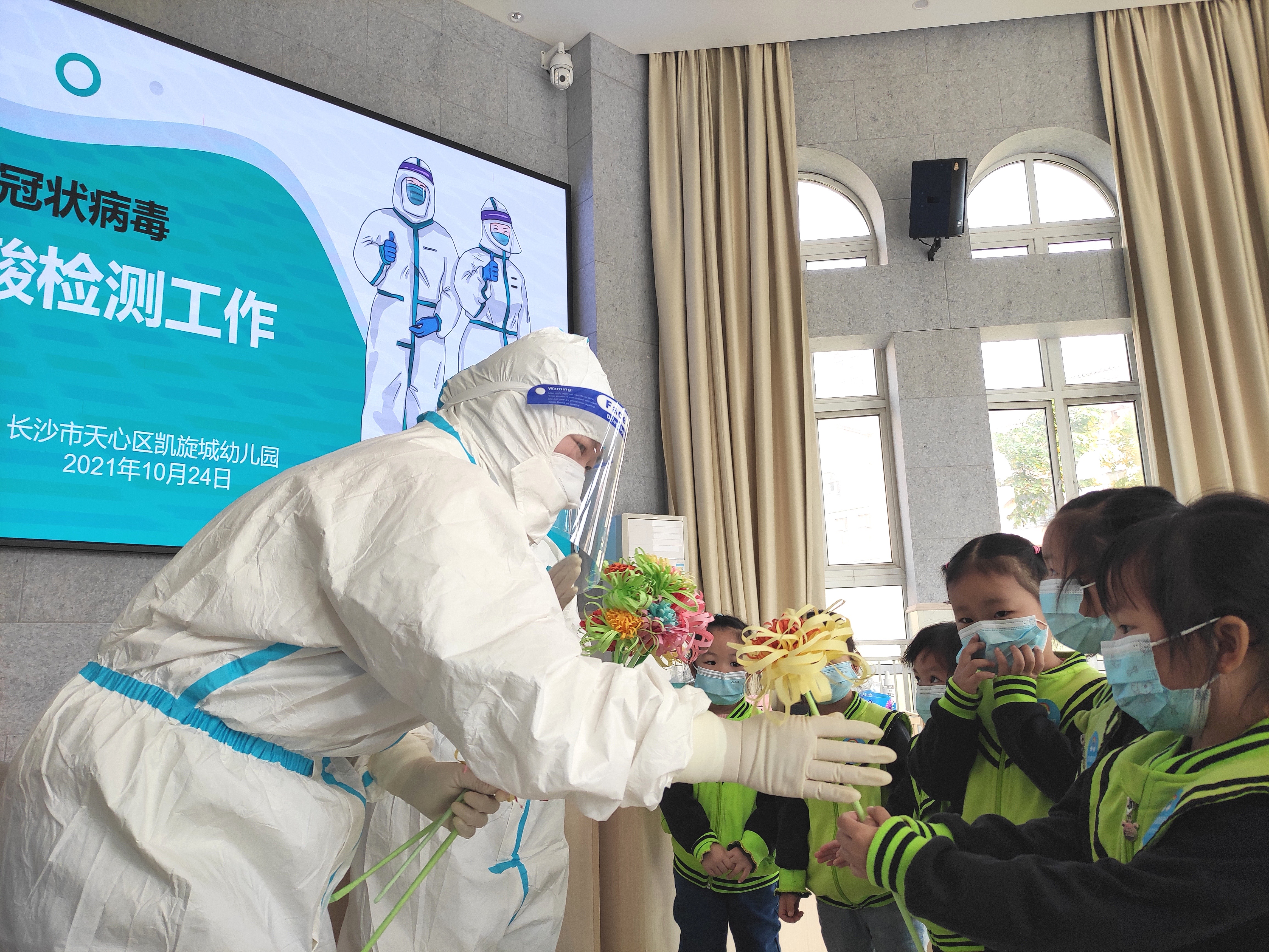 核酸检测小朋友比手势的视频,核酸检测幼儿园萌娃