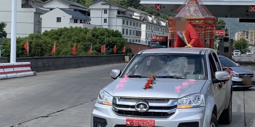 “八抬大轿”如此上高速接亲？这“婚车”可坐不得