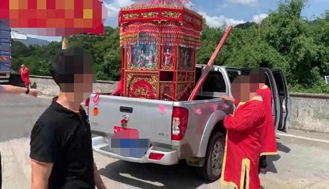 “八抬大轿”如此上高速接亲？这“婚车”可坐不得