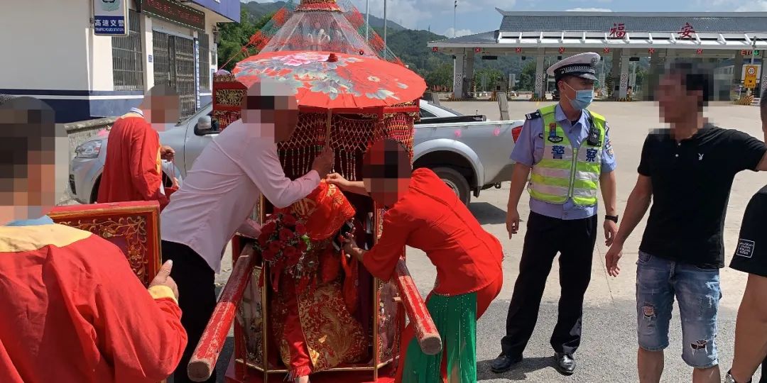 “八抬大轿”如此上高速接亲？这“婚车”可坐不得