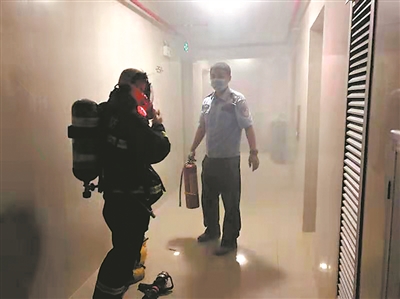 民房突发火情火焰蓝紧急扑救,居民楼着火消防破门扑救