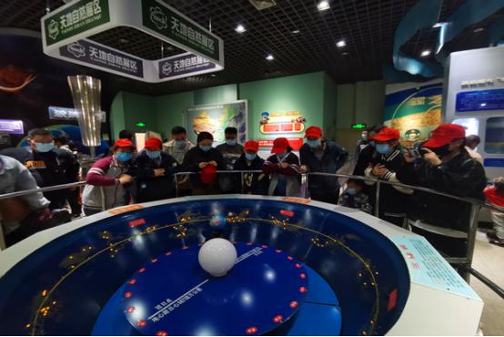 乐游科技课堂畅想秋日时光二七区嵩山路学校师生走进郑州市科技馆