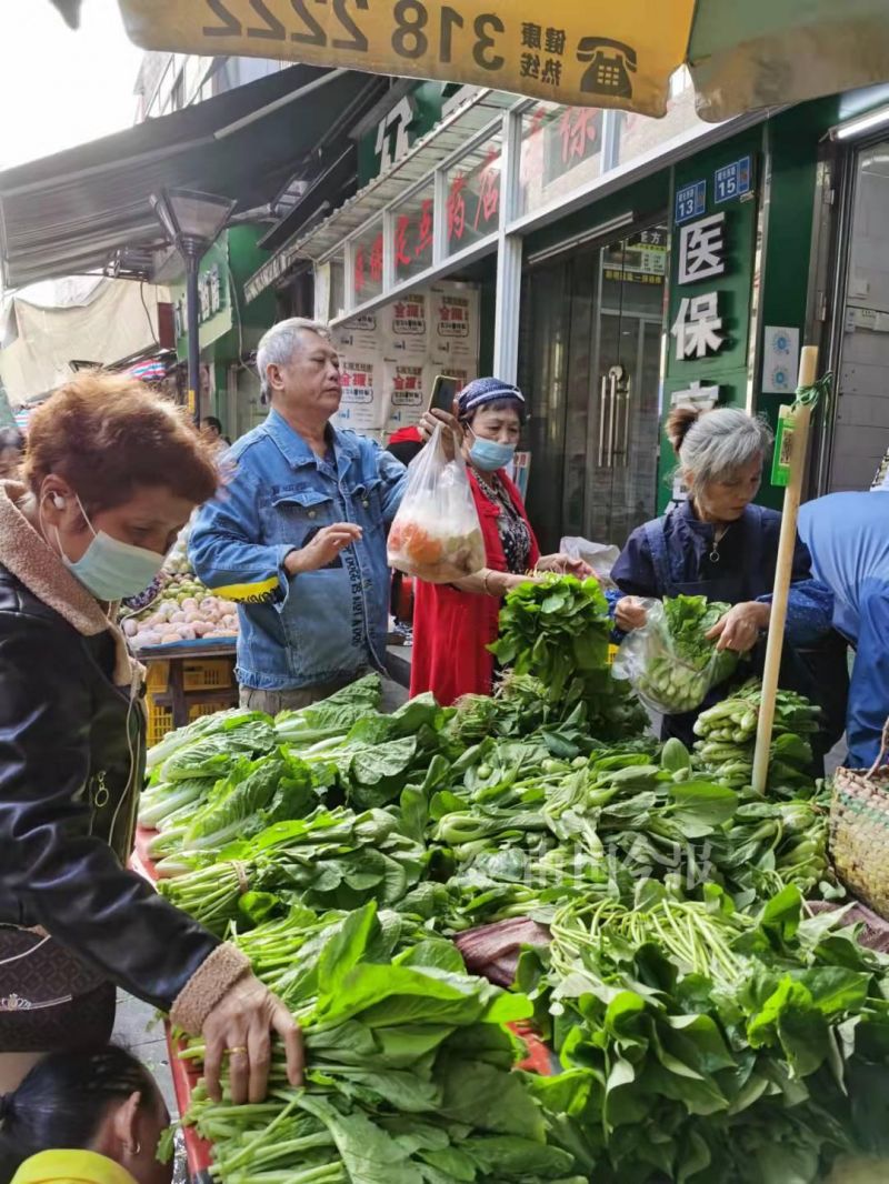 “快吃不起青菜了”？在柳州菜市，部分青菜比猪肉还贵几块钱